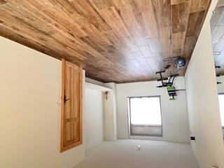 Op zoek naar een instapklare woning te huur vlakbij het centrum van Ieper? Deze volledig gerenoveerde stadswoning combineert hedendaags wooncomfort met een topligging nabij winkels, scholen en openbaar vervoer. Met een bewoonbare oppervlakte van 159 m² is dit een ruime woning die perfect inspeelt op de noden van een modern gezin.<br /><br />Bij het binnenkomen ervaar je meteen de warme en verzorgde sfeer. De lichtrijke leefruimte sluit naadloos aan op de stijlvolle keuken, die volledig uitgerust is, en vormt het hart van deze gezinswoning. Dankzij de volledige renovatie geniet je hier van een energiezuinige woonst die tot in de puntjes is afgewerkt. De woning beschikt over drie volwaardige slaapkamers, plus een charmante zolderkamer die tal van mogelijkheden biedt. De badkamer is uitgerust met een moderne inloopdouche, een toilet en een lavabo.<br /><br />Verder zijn er praktische extra’s zoals een aparte wasplaats, kelder en voldoende bergruimte. Buiten wacht een onderhoudsvriendelijke stadstuin waar je in alle rust kan ontspannen. Parkeren is geen zorg dankzij de garage en oprit, een absolute meerwaarde voor wie comfortabel wil wonen nabij het centrum van Ieper.<br /><br />Deze gerenoveerde eigendom is ideaal voor wie een ruime woning te huur zoekt op een centrale locatie in Ieper, met alle voorzieningen binnen handbereik. De woning is onmiddellijk beschikbaar.<br /><br />Wil je deze woning zelf ontdekken? Contacteer vandaag nog Immo Francois en plan je bezoek aan deze aantrekkelijke stadswoning nabij het centrum van Ieper.<br /><br />Woning verkopen of verhuren in Ieper? Vraag je gratis schatting aan bij Immo Francois, jouw lokale makelaar.<br /><br />