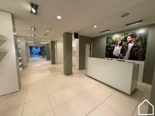 Dit aangename en functioneel ingedeelde handelspand is gelegen in dé winkelstraat van Ieper en geniet van een uitstekende commerciële ligging.In de...