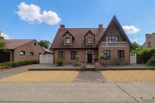 <p><span>Ruime villa op een perceel van 1.000 m² met tal van troeven en veelzijdige mogelijkheden</span></p><p><span>Deze ruime open bebouwing, gebouwd in 1994, is gelegen op een mooi perceel van 1.000 m² en combineert comfort, energiezuinigheid en een praktische indeling. Dankzij het EPC-label B, de zonnepanelen, thuis batterij en airconditioning met luchtzuivering bent u verzekerd van een aangename en energiezuinige woonomgeving.</span></p><p><span>Op het gelijkvloers bevindt zich een ruime inkomhal met gastentoilet, vestiaire, een afzonderlijk bureau, een lichtrijke woonkamer, een volledig uitgeruste vernieuwde keuken met aansluitende bijkeuken en een gezellige veranda met 2 zonne luifels. </span></p><p><span>De eerste verdieping omvat vier volwaardige slaapkamers en een recent vernieuwde badkamer, uitgerust met een automatisch dakraam dat zorgt voor extra licht en ventilatie.</span></p><p><span>Buiten geniet u van een ruime, zonnige tuin waar rust en privacy centraal staan. Bovendien beschikt de woning over twee garages, carport. Deze ruime garage deed vroeger dienst als woning, waardoor dit gedeelte tal van mogelijkheden biedt. Dit maakt het pand bijzonder geschikt voor een zelfstandige, vrij beroep of praktijk aan huis, maar ook voor wie op zoek is naar extra opslag- of werkruimte.</span></p><p><span>Kortom, een instapklare villa met een uitstekende energieprestatie, veel leefruimte en diverse gebruiksmogelijkheden, gelegen op een ruim perceel in een aangename omgeving met weinig doorgaand verkeer.</span></p><p><span> </span></p><p><span>Eigenschappen:</span></p><p><span> </span></p><p><span>+ EPC label B</span></p><p><span>+ EPC bruikbare opp.:245 m²</span></p><p><span>+ Asbest: asbestcementbuis</span></p><p><span>+ P, G-score: A</span></p><p><span>+ Dubbele garage</span></p><p><span>+ Carport</span></p><p><span>+ Ideaal voor zelfstandige activiteit</span></p><p><span>+ Airco met luchtzuivering</span></p><p><span>+ Thuisbatterij 10 KW</span></p><p><span>+ Zonnepanelen 18 stuks</span></p><p><span>+ Automatische dubbele garagepoort</span></p><p><span>+ Automatische toegangspoort</span></p><p><span>+ Goed onderhouden woning</span></p><p><span>+ Elektriciteit: niet conform</span></p><p><span>+ Alle opmetingen zijn indicatief, simulatiefoto's AI aanwezig</span></p><p><span> </span></p><p><span>Vergunning/Woongebied/Gn rechterlijke herstelmaatregel of bestuurlijke maatregel opgelegd/Gn voorkooprecht/Verkavelingsvergunning/gn watergevoelig openruimtegebied</span></p><p><span> </span></p><p><span>Info: Nicki, 0496 02 35 68, <span>nf@janssenenjanssen.be</span></span></p><p><span>Kantoor 2560 Nijlen: Woeringenstraat 23a</span></p>