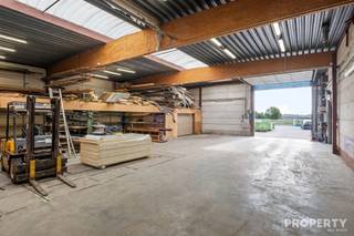 Cette impressionnante maison située à Hulste offre un excellent mélange d'espace, de fonctionnalité et de confort moderne. La propriété dispose d’une surface habitable de 276 m² et comprend cinq chambres spacieuses, idéales pour les familles ou pour ceux qui recherchent davantage d’espace. Avec un terrain d’une superficie de pas moins de 1 693 m², vous bénéficiez d’un vaste espace extérieur et de nombreuses possibilités d’agrandissement ou d’aménagement personnalisé.La maison dispose d’une salle de bains et d’une cuisine moderne entièrement équipée avec tous les appareils nécessaires. Les pièces à vivre, ouvertes et lumineuses, sont dotées de grandes baies vitrées qui laissent entrer agréablement la lumière du jour et offrent une vue sur le paysage environnant. L'aménagement élégant et contemporain des pièces à vivre illustre tout le potentiel de cette propriété.Le garage fermé, doté d'équipements modernes et d'un espace dédié aux travaux, constitue un atout particulier. Les locaux professionnels et les espaces de stockage associés offrent des possibilités supplémentaires aux entrepreneurs ou aux amateurs de loisirs.Son emplacement à Hulste, dans un cadre calme et verdoyant, rend cette propriété attrayante pour ceux qui apprécient l’intimité et l’espace. Le terrain dispose d’une surface pavée suffisante pour le stationnement et les manœuvres.Cette propriété constitue un investissement de base solide présentant un potentiel considérable et offre tout l’espace nécessaire pour mener une vie moderne et confortable à la campagne.