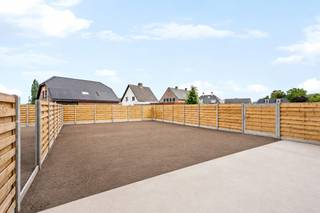 Deze energiezuinige nieuwbouwwoning geniet van een uitstekende ligging in het hart van Weelde. Gelegen in een rustige en kindvriendelijke omgeving bevindt u zich op wandelafstand van winkels, scholen en openbaar vervoer. Hier combineert u comfortabel wonen met alle dagelijkse voorzieningen binnen handbereik.<br /><br />Indeling:<br />Via de inkomhal met apart gastentoilet betreedt u de woning. De lichtrijke leefruimte biedt voldoende plaats voor een gezellige zit- en eethoek en sluit naadloos aan op de volledig ingerichte open keuken. Deze is uitgerust met hedendaagse kwaliteits- en comforttoestellen en vormt het centrale hart van de woning. Aansluitend bevindt zich een bijzonder ruime wasplaats/berging, die toegang biedt tot de zeer ruime inpandige garage. Deze garage biedt plaats aan één wagen en beschikt bovendien over voldoende extra ruimte voor fietsen, stockage of een werkhoek.<br /><br />Op de eerste verdieping bevinden zich vier volwaardige slaapkamers en een stijlvolle badkamer, uitgerust met een inloopdouche, ligbad en een dubbele wastafel met badkamermeubel. Twee van de vier slaapkamers beschikken bovendien over een ruime dressing, wat zorgt voor extra comfort en opbergruimte.<br /><br />De tweede verdieping is bereikbaar via een vaste trap en biedt een royale polyvalente ruimte met tal van mogelijkheden. Deze verdieping kan perfect ingericht worden als extra slaapkamer(s), bureau, hobbyruimte of ontspanningsruimte. Hier bevinden zich tevens de technische installaties, waaronder de warmtepomp en het ventilatiesysteem.<br /><br />Ook buiten is de woning volledig afgewerkt. De tuin is ingezaaid met gras en zowel het terras als de oprit zijn reeds volledig aangelegd, zodat u meteen kunt genieten van uw nieuwe thuis.<br /><br />De vermelde prijs is exclusief notariskosten en exclusief 21% btw op het grond- en constructieaandeel.<br /><br />Troeven:<br />*Energiezuinige nieuwbouwwoning (E22) <br />*5/6 slaapkamers<br />*Twee slaapkamers met ruime dressing<br />*Zeer ruime inpandige garage<br />*Vloerverwarming<br />*Warmtepomp<br />*8 zonnepanelen<br />*Uitstekende centrumligging, op wandelafstand van winkels, scholen en openbaar vervoer