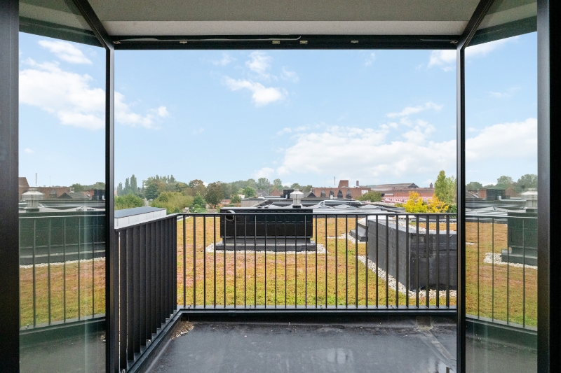 KORTEMARK: Penthouse 3.01 met 2 comfortabele slaapkamers, 2 ensuite-badkamers en 111,60m² uitgestrekt zitterras gelegen op de derde verdieping van Nieuwbouwresidentie Mila en Nora - foto 1