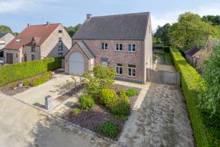 <p><br /></p><p><strong>Open bebouwing in Baal (Tremelo), gelegen in een rustige en groene woonomgeving.</strong></p><p><br /></p><p>Deze hoogwaardig afgewerkte en perfect onderhouden woning uit 2013 combineert kwalitatieve materialen met een praktische indeling en aangenaam wooncomfort. De open bebouwing bevindt zich in een landelijke omgeving nabij scholen, ideaal voor gezinnen die ruimte en rust zoeken. Met 4 slaapkamers biedt deze woning voldoende plaats voor het hele gezin. De lichtrijke leefruimtes sluiten mooi aan op de ruime tuin, waar u in alle privacy kan genieten van het buitenleven. Dankzij het gunstige EPC-label A woont u bovendien energiezuinig.</p><p><br /></p><p><strong>Belangrijkste ruimtes</strong>:</p><p>• Ruime woonkamer met veel lichtinval en directe connectie naar terras en tuin</p><p>• Volledig uitgeruste keuken</p><p>• 4 volwaardige slaapkamers met comfortabele indeling</p><p>• Een badkamer met inloopdouche, ligbad en dubbele wastafel in meubel</p><p>• Wasplaats met inloopdouche en wastafel in meubel</p><p>• Dressing met ingebouwde kasten</p><p>• Garage voor wagen en opslag</p><p>• Terras aansluitend aan de tuin met overkapping</p><p>• Gezellig ingerichte tuin met tuinopberging</p><p><br /></p><p><strong>Troeven</strong>:</p><p>• Rustige ligging in een residentiële en landelijke omgeving</p><p>• 4 slaapkamers en comfortabele gezinsindeling</p><p>• Afwerking met kwalitatieve materialen en energiezuinig EPC-label A</p><p><br /></p><p>Neem vandaag nog contact op voor een bezoek aan deze woning in Tremelo.</p><p>JOUW DROOMHUIS. ZO GEVONDEN!</p>