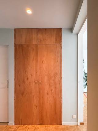 Recent gerenoveerd appartement , met 3 SLK en fantastisch zicht ! <br /><br />Op de groene en steeds hipper wordende linkeroever vindt u dit zeer recent en smaakvol gerenoveerde drieslaapkamerappartement. Elektriciteit, sanitair, keuken,… alles werd vernieuwd. Weids zicht op de Schelde en skyline van Antwerpen. : Van de haven tot het Zuid. Vanuit het appartement dat zich op de 11de verdieping bevindt, heb je ongehinderd ZICHT ZONDER INKIJK.<br /><br />Ruime INKOMHAL met gepantserde inkomdeur, nieuw slot, parlofoon (videofoon mogelijk), 2 praktische ingemaakte opbergkasten. In 1 ervan passen wasmachine en droogkast.<br /><br />De lichtrijke LIVING wordt van de hal gescheiden door een op maat gemaakte, witte stalen deur met kardinaalglas.<br /><br />Nieuwe KVIK KEUKEN met hightech kooktoestellen en ontbijthoek aan het aanrecht voor 2 barkrukken.<br /><br />Gezellig TERRAS om te chillen en genieten van het panorama. <br /><br />Living, keuken en hal op de originele, eiken blokparket.<br /><br />Het TOILET EN BADKAMER kregen nieuwe leidingen, riolering en keramische vloer. Hangwc en handenwasser. <br />Ruime inloopdouche.<br /><br />Drie ruime en lichtrijke SLAAPKAMERS (elk geschikt voor 2-pers.bed en kleerkast) met een eigentijdse nieuwe kurken vloer, grote ramen met mooi uitzicht.<br /><br />Gunstig EPC B, conforme vernieuwde elektriciteit, Dak reeds geïsoleerd, vernieuwde gemeensch. verwarming, beerputten, liften. <br />Isolatie zij- en voorgevel op de planning van 2027.<br /><br />Residentiële ligging, vlakbij Sint Anneke Plage, manège, tennisclub, zeilclub,…waterbus, gratis overzet elke 15’, St Anna tunnel, Waaslandtunnel, metro, busstop en velostation voor de deur, ,…Op minder dan 15 minuten sta je in het hart van Antwerpen. Mobiscore 9.2<br />Met de steeds beter wordende verbindingen met rechteroever, het weloverwogen en degelijke beheer van dit gebouw, de vele hoogwaardige bouwprojecten die hier uit de grond rijzen is dit een topinvestering op vastgoedgebied.<br /><br />Een unieke plek om zorgeloos te wonen.<br /><br />Reserveer je plekje op de KIJKDAG : zaterdag 12/9 van 14u tot 17u<br /><br /><br /><br />