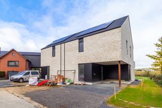 Zeer ruime nieuwbouw driegevel woning (263m² bebouwde oppervlakte) met in totaal 5/6 slaapkamers en 1/2 bureau(s), op een mooi perceel van 4a...