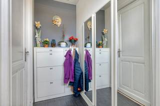 <p><strong>Te koop: halfopen bebouwing in Tisselt met tuin, inpandige garage en vlotte bereikbaarheid.</strong></p>
<p> </p>
<p>Deze woning in de Jozef de Blockstraat biedt een praktische indeling en veel potentieel om naar eigen smaak te moderniseren. De tuin van 146 m² met open zicht op de velden is een grote troef voor wie houdt van rust en buitenruimte. Dankzij de drie slaapkamers, de inpandige garage en de ligging nabij openbaar vervoer en invalswegen is dit een interessante opportuniteit.</p>
<p> </p>
<p><strong>Belangrijke ruimtes</strong></p>
<p> </p>
<p>• Inkomhal</p>
<p>• Ruime living met aangename lichtinval</p>
<p>• Keuken met dubbele spoelbak, keramische kookplaat, elektrische oven, dampkap en ingemaakte kasten</p>
<p>• Veranda met zicht op de tuin</p>
<p>• Terras aansluitend aan de tuin</p>
<p>• Tuin van 146 m² met open zicht over de velden</p>
<p>• 3 slaapkamers</p>
<p>• Badkamer met zitbad, toilet, wastafel in meubel en aansluitingen voor wasmachine en droogkast</p>
<p>• Inpandige garage</p>
<p>• Kelder voor extra bergruimte</p>
<p> </p>
<p><strong>Troeven</strong></p>
<p>• Prachtige tuin met zicht op de velden</p>
<p>• Halfopen bebouwing met inpandige garage</p>
<p>• Veel ruimte en vlotte bereikbaarheid</p>
<p> </p>
<p><strong>Neem vandaag nog contact op met je ERA-makelaar voor een bezoek.</strong></p>
<p> </p>
<p><strong>JOUW DROOMHUIS. ZO GEVONDEN!</strong></p>