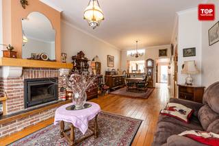 Deze charmante stadswoning bevindt zich in de Olifantstraat. Een TOP locatie tussen het Zuidpark, Ter platen en het Sint-Pieters Plein. Strategisch is deze woning fantastisch gelegen! Op de rand van het stadscentrum en overal dichtbij! <br /><br />Het bruisende centrum van Gent is gemakkelijk te bereiken te voet of per fiets. Met het openbaar vervoer ben je op enkele minuten in de historische stad.<br />Naast de cinema vinden we er ook tal van supermarkten, scholen, restaurants op wandel en/of fietsafstand terug. Het zuidpark bereik je in minder dan 5 minuten stappen. Heerlijk om even te ontspannen in de natuur. <br />Kortom, met de ligging van deze woning is een auto absoluut niet noodzakelijk<br />En toch ben je op minder dan 3 min op alle belangrijke toegangswegen, de E17, E40 en de R4.<br /><br />Indeling van de woning : <br /><br />Via de ruime inkomhal komen we terecht in de lichtrijke en zeer ruime leefruimte met een directe toegang tot de keuken. Via de keuken geraken we in de gezellige stadstuin. Zeker in de zomer kan je hier lekker lang genieten met vrienden en familie van een heerlijke bbq! <br />Eveneens op het gelijkvloers is er een eerste badkamer voorzien.<br />Op de eerste verdieping bevinden zich twee ruime slaapkamers alsook de 2de badkamer. <br />De tweede verdieping is dan weer voorzien van een hele leefruimte. Zowel een gezellige living, keuken en badkamer. <br />Via de vaste trap komen we dan weer op de zolderkamer terecht. Deze ruimte is voldoende groot om de slaapplek te combineren met een extra zithoek!<br /><br />Extra troeven :<br />- De woning werd in 2005 gerenoveerd en heeft daardoor een gunstige EPC score (C)<br />- Er is een heel ruime droge kelder in de woning, met tal van extra bergingsmogelijkheden<br />- Dit extra leefruimte op de 2de verdieping biedt extra mogelijkheden. Heel veel potentieel tot cohousing of gewoon voor grote gezinnen die wat extra privacy willen in huis.<br /><br />De woning is perfect onderhouden en instapklaar!<br /><br />Deze opportuniteit is ideaal voor wie in Gent wil wonen en alles dichtbij wil hebben. De indeling en de ruimtes bieden dit huis alles om er een echte thuis van te maken<br /><br />Beschikbaar bij akte<br /><br />Interesse in deze TOPPER? Contacteer dan snel Topvastgoed voor een bezoek op het nummer 0475 700 700