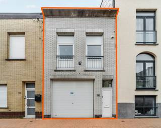 <p>Deze woning is gelegen in de Ijzerstraat in Blankenberge en beschikt over twee slaapkamers, een badkamer en een garage. De woning heeft een praktische indeling met voldoende ruimte voor comfortabel wonen. Dankzij de centrale ligging bevinden winkels, lokale voorzieningen en het strand zich op korte afstand.</p>