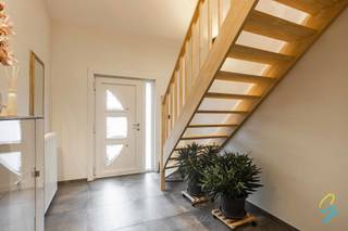 <p><strong>Rustig gelegen woning met veranda, tuin en extra leefruimte op zolder</strong></p>
<p>Gelegen in het rustige en groene Viane vinden we deze charmante familiewoning terug.<br />De woning verwelkomt u via een ruime inkomhal met toilet, gevolgd door een aangename en lichtrijke woonkamer.<br />Aansluitend bevindt zich de volledig geïnstalleerde keuken, met naastliggend een praktische berging/wasplaats.</p>
<p>Verder beschikt het gelijkvloers over een badkamer met inloopdouche en lavabo en een grote garage met daarboven een extra zolderruimte. Ideaal als extra bergruimte! <br />Vanuit zowel de woonkamer als de keuken heeft u toegang tot de gezellige veranda, die uitkijkt op het ruime terras en de zonnige, aangename tuin.</p>
<p>Op de eerste verdieping bevinden zich <strong>twee ruime slaapkamers</strong>. Via een <strong>vaste trap</strong> bereikt u de zolderverdieping, die werd ingericht als <strong>extra zithoek</strong>, maar ook mogelijkheden biedt voor verdere invulling naar eigen wens.</p>
<p>Wordt dit jouw nieuwe thuis? Bel Katrien: 0473/42.76.99 – katrien@cornelis-goeman.be</p>
<p><strong>Vraagprijs: € 355.000</strong></p>