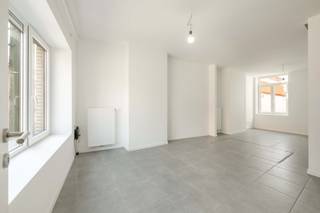 <u>Vraagprijs: 249.000 EUR</u><br /><br />✨ Bent u op zoek naar een instapklare woning met een moderne, hedendaagse uitstraling? Dan is deze prachtig gerenoveerde rijwoning in de Nieuwstraat 71 te Wevelgem precies wat u zoekt!<br /><br />📍 Topligging<br />Deze woning bevindt zich in een centrale en gegeerde buurt, op wandelafstand van winkels, scholen, openbaar vervoer en gezellige horecazaken. Dankzij de vlotte verbinding met de belangrijkste invalswegen geniet u bovendien van een uitstekende bereikbaarheid.<br /><br />🏠 Indeling<br />Bij het binnenkomen wordt u verwelkomd in een verzorgde inkomhal met gastentoilet.<br />🌟 De lichtrijke woonkamer sluit naadloos aan op de gezellige eetruimte en de moderne, volledig uitgeruste keuken. Vanuit de keuken heeft u toegang tot de onderhoudsvriendelijke binnenkoer, de ideale plek om te genieten van een ontbijt in de zon of een gezellige zomeravond.<br /><br />🛏️ Eerste verdieping<br />2 ruime slaapkamers<br />Stijlvolle badkamer met inloopdouche, toilet en modern lavabomeubel<br />Praktische wasplaats<br /><br />🛏️ Tweede verdieping<br />Royale derde slaapkamer<br />Tweede badkamer met douche en lavabo, ideaal als privé-suite of comfortabele gastenkamer.<br /><br />💎 Troeven van deze woning<br />✔️ Volledig gerenoveerd<br />✔️ Moderne en kwalitatieve afwerking<br />✔️ 3 volwaardige slaapkamers<br />✔️ 2 stijlvolle badkamers<br />✔️ Praktische wasplaats<br />✔️ Gezellige, onderhoudsvriendelijke binnenkoer<br />✔️ Centrale ligging nabij alle voorzieningen<br />✔️ Instapklaar – verhuizen zonder zorgen!<br /><br />❤️ Deze woning combineert hedendaags wooncomfort, een praktische indeling en een uitstekende ligging. De perfecte thuis voor gezinnen, jonge koppels of wie op zoek is naar een stijlvolle, instapklare woning.<br /><br />📞 Interesse? Contacteer <strong>Lukas +32 477 09 91 02 of mail lukas@vastgoedcanniere.be</strong> vandaag nog voor een bezoek en ontdek zelf de charme van deze prachtige woning!