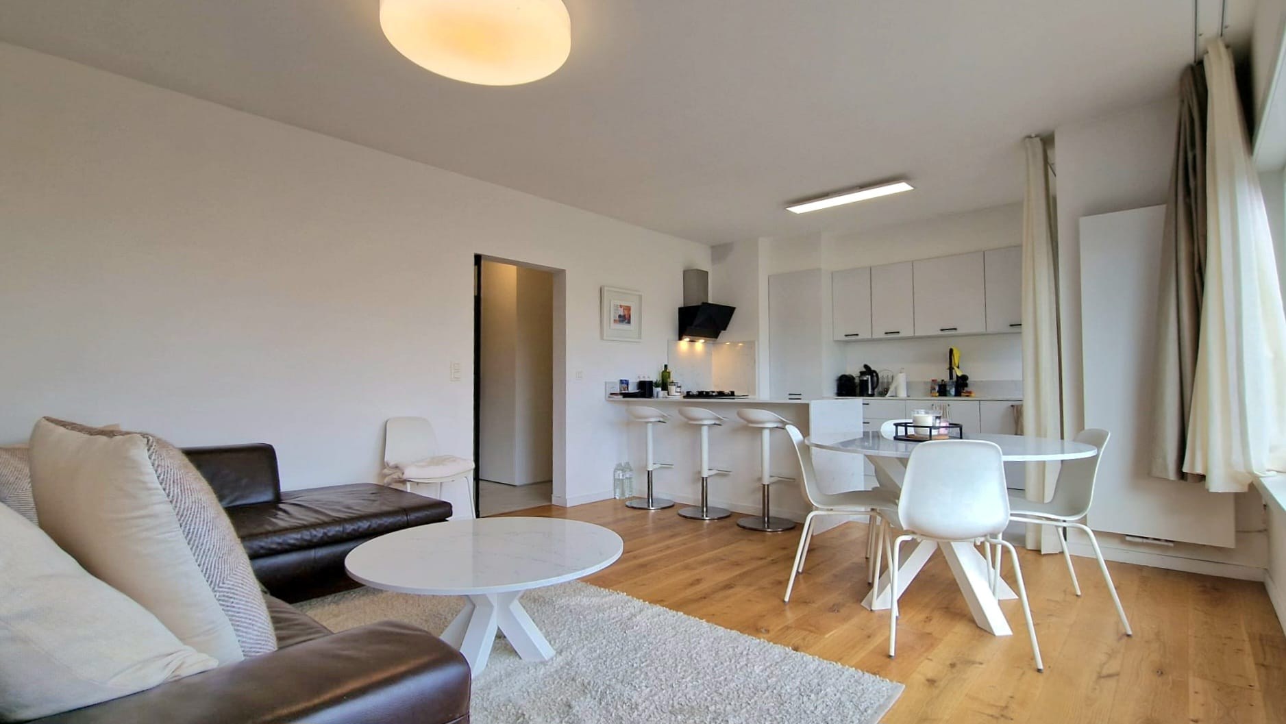 COMPLEET VERNIEUWD DRIE-SLAAPKAMERAPPARTEMENT GELEGEN IN EEN RUSTIGE STRAAT - VLAKBIJ DE DUINEN - OP 10 MINUTEN WANDELEN VAN HET STRAND EN DE WINKELSTRAAT VAN D - foto 3