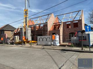 <p>Nieuwbouw met warmtepompen REEDS IN OPBOUW!</p>
<p>Deze woningen kunnen aangekocht worden aan 6% BTW als enige eigen woning of voor 15 jaar verhuur.</p>
<p>Binnenkort uw nieuwe energiezuinige thuis in een rustige straat in Maldegem maken? Mis deze kans niet! OPLEVERING EIND 2026!<br />Van deze 3 nieuwbouwwoningen wordt binnenkort gestart met de binnenafwerking. Hierbij kiest u volledig zelf nog de keuken, badkamer, vloeren, binnendeuren, …</p>
<p>De woningen zijn bijzonder degelik opgebouwd met betonnen tussenverdieping én 2 betonnen trappen. Ze scoren zeer goed qua energiezuinigheid dankzij de WARMTEPOMPEN met vloerverwarming, ZONNEPANELEN, superisolerende beglazing, vloer- muur- en dakisolatie, ventilatie type D,… Daarnaast zijn 2 regenwaterputten van elk 7500L voorzien.</p>
<p>De woningen zijn gelegen vlakbij centrum Maldegem. Daarnaast is er een vlotte verbinding met Antwerpen via de N49 en met het binnenland via de E40 te Aalter.</p>
<p>Contacteer Bonne Vastgoed 7 op 7 voor meer info via 0468/104040 of info@bonnevastgoed.be</p>