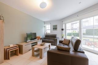 <p><strong>Lichtrijk gelijkvloers appartement met 2 slaapkamers, terras, inpandige garage en EPC A</strong></p>
<p>Comfortabel en gelijkvloers wonen in een ruim en bijzonder lichtrijk appartement? Dit appartement aan de <strong>Tramstraat 19 bus 0002 in Aartrijke</strong> combineert een aangename open leefruimte, twee slaapkamers, een privéterras, een verzorgde gemeenschappelijke tuin en een ruime garage. Met een <strong>EPC-label A (94 kWh/m² per jaar)</strong> is het bovendien energiezuinig.</p>
<p>Dankzij de volledig gelijkvloerse indeling is het appartement bijzonder interessant voor wie comfortabel en toekomstgericht wil wonen. Ook voor senioren of personen met een beperkte mobiliteit biedt deze indeling heel wat gemak.</p>
<p>De ruime leefruimte geniet dankzij de vele ramen van bijzonder veel natuurlijk licht. Er is voldoende plaats voor zowel een gezellige zithoek als een volwaardige eettafel. Aansluitend bevindt zich de moderne open keuken met heel wat ingebouwde kasten en geïntegreerde toestellen. Het praktische kookeiland biedt extra werk- en bergruimte en is bovendien voorzien van stopcontacten.</p>
<p>Het appartement beschikt over <strong>twee slaapkamers</strong>. De ruime hoofdslaapkamer is voorzien van ingebouwde kasten. De tweede slaapkamer is momenteel ingericht als bureau en kan perfect gebruikt worden als slaapkamer, logeerkamer of hobbyruimte.</p>
<p>De badkamer is uitgerust met zowel een <strong>douche als ligbad</strong>, een dubbele lavabo en spiegel. Daarnaast is er een aparte technische ruimte.</p>
<p>Buiten beschikt het appartement over een <strong>privéterras</strong>. Aansluitend bevindt zich de verzorgde <strong>gemeenschappelijke tuin</strong>, die wordt onderhouden. Zo geniet u van een aangename groene omgeving zonder zelf voor het tuinonderhoud te moeten instaan. Ook de inpandige <strong>ruime garage</strong> vormt een belangrijke praktische troef.</p>
<p>Het appartement beschikt over <strong>vloerverwarming via een warmtepomp</strong> en behaalt volgens de nieuwe EPC-simulatie een <strong>EPC-label A met een energiescore van 94 kWh/m² per jaar</strong>.</p>
<p><strong>Troeven</strong><br />✔ EPC A – 94 kWh/m²/jaar<br />✔ Volledig gelijkvloers<br />✔ Zeer lichtrijk dankzij de vele ramen<br />✔ Ruime open leefruimte<br />✔ Moderne keuken met kookeiland<br />✔ 2 slaapkamers<br />✔ Ingebouwde kasten<br />✔ Badkamer met douche én ligbad<br />✔ Aparte technische ruimte<br />✔ Vloerverwarming via warmtepomp<br />✔ Privéterras<br />✔ Onderhouden gemeenschappelijke tuin<br />✔ Ruime garage</p>
<p>Wenst u meer informatie of een bezichtiging? Contacteer Eva via 0475/69.38.22 of eva@vicusvastgoed.be</p>