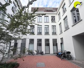 <p><span>Gelegen in het historische hart van Antwerpen, tussen de Lombardenvest, de Meir, de Huidevetterstraat en de Schuttershofstraat, bieden wij u dit ruime appartemetnt in de wijk 'De Wilde Zee'.</span></p><p><span>Je vindt hier een unieke combinatie van historische charme, verfijnde winkels en bruisende stadsbeleving. De ingang van het appartementsgebouw ligt verscholen achter een statige gevel met binnenkoer en vormt een stijlvolle, rustige thuishaven te midden van het beste wat Antwerpen te bieden heeft. </span></p><p><span> </span></p><p><span>Indeling:</span></p><p><span>Via de inkomdeur komen we in een mooie trappenhal en nemen we de brede trap tot bij het appartement op de eerste verdieping. Bij het binnenkomen in de grote leefruimte op parketvloer, valt onmiddellijk de royale lichtinval op, dankzij de hoge raampartijen. </span></p><p><span>De keuken in handige U-opstelling is voorzien van alle nodige toestellen (gaskookplaat, dampkap, oven, microgolf, koelkast, diepvriezer) en een granieten werkblad met dubbele gootsteen.</span></p><p><span>Van hieruit is er toegang tot een aangenaam terras op bankirai. </span></p><p><span>Het slaapgedeelte is afgesloten door een nachthal met glazen deur. Daar vinden we 2 zeer ruime slaapkamers (20 m² en 16 m²), beiden op parketvloer.</span></p><p><span>De eerste badkamer is zeer ruime en voorzien van een ligbad, badkamermeubel, toilet en bidet. De tweede, compactere badkamer heeft een douche, lavabo en toilet.</span></p><p><span>Verder is er nog een handige berging/technische ruimte met de zekeringkast, de CV-ketel, een wastafel en een aansluiting voor wasmachine/droogkast. </span></p><p><span>Op de binnenplaats is een gemeenschappelijke fietsenstalling, voorzien voor de bewoners van het gebouw.</span></p><p><span> </span></p><p><span>Nuttige informatie:</span></p><ul><li><span>Maandelijkse kosten: 90,00 (provisie water, minuterie, algemeen onderhoud)</span></li><li><span>Beschikbaar vanaf 1/11/2026</span></li><li><span>EPC: 199 kWh/m² - B-label</span></li><li><span>Plaatsbeschrijving € 225,-</span></li><li><span>Waarborg: 3 maanden huur</span></li></ul><p><span> </span></p><p><span>Boek nu zelf ONLINE uw afspraak in. Surf naar het betreffende eigendom op onze website www.habicom.be en klik op de roze knop 'PLAN EEN BEZOEK'.</span></p><p><span>Voor meer info surf naar www.habicom.be</span></p><p><span>Benieuwd naar de waarde van jouw woning? Check het gratis op www.watismijnhuiswaard.be </span></p><p><span> </span></p>