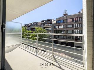 Dit volledig gerenoveerde appartement geniet van een uiterst centrale ligging nabij het centrum en het Zegemeer in Knokke en onderscheidt zich door zijn verfijnde afwerking, hoogwaardige materialen en doordacht maatwerk.<br /><br />De lichtrijke leefruimte sluit naadloos aan op de volledig uitgeruste keuken en biedt toegang tot een ruim zonneterras. Verder beschikt het appartement over twee volwaardige slaapkamers, een stijlvolle badkamer, een praktische wasplaats met aansluitingen voor wasmachine en droogkast en een apart gastentoilet.<br /><br />Alle maatkasten en binnendeuren zijn uitgevoerd in elegant essenfineer. Dankzij maatwerk in elke ruimte geniet u van uitzonderlijk veel opbergruimte. Het domoticasysteem voor verlichting en verwarming is bovendien eenvoudig te bedienen via uw smartphone.<br /><br />Extra troeven zijn de twee privatieve kelderbergingen, een gemeenschappelijke fietsenberging en de mogelijkheid tot aankoop van een ondergrondse dubbele parkeerplaats geschikt voor twee wagens.<br />Stedenbouwkundig uittreksel en maatregelenregister in aanvraag.<br /><br />Aarzel niet om ons te contacteren voor meer info: tel. : 050 62 44 14 of via knokke@immax.be