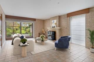 Bijzonder ruime woning met inpandige garage en 3 slks op een perceel van 1218 m².<br /><br />Deze toch wel unieke woning staat te koop in de Leiestraat te Kuurne. Een centrumstraat met alle nodige voorzieningen op wandelafstand. Dergelijke oppervlaktes zijn dan ook zeer uniek op deze centrumligging.<br /><br />De leefruimte is gelegen achteraan de woning en vormt een open geheel met de keuken. Een groot raampartij accentueert het aangenaam terras en weelderige tuin vanuit de leefruimte. Verder is er op het gelijkvloers een inpandige garage (zeer ruim) met apart douchevoorziening.<br /><br />Het verdiep bevat 3 echt ruime slaapkamers en een badkamer. Overal parket en overal gebruik van massief eik. De badkamer is voorzien van een groot bad, toilet en wasmeubel. Een schuifladder brengt ons naar de zolder. Hier zijn diverse mogelijkheden mogelijk.<br /><br />De tuin! Heeft een grote vijver, een siervijver, overdekt terras, gemetst tuinhuis/bijhuis en heeft vooral veel privacy.<br /><br />PLUSPUNTEN:<br />+ 1218 m² op een centrumligging<br />+ inpandige garage<br />+ gevoel voor ruimte