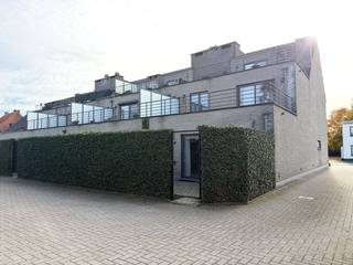 Super gelegen gelijkvloersappartement ingedeeld als volgt: inkomhal met mogelijkheid voor vestiaire en toilet met wastafel, dubbele deur naar ruime woonkamer aan de achterzijde met praktisch ingerichte keuken, bergruimte met aansluiting voor wasmachine en droogkast, 2 slaapkamers aan de voorzijde, ruime badkamer met dubbele lavabo in meubel, douche &amp; ligbad.<br />Extra plusjes: ruim omheind terras, garage met automatische poort, extra parkeergelegenheid voor de deur - beschikbaar per 1/12/2025 - gem. provisie: € 50,-/m <br />EPC 193kWh/m² - UC 2639582 <br /><br /> 