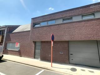 In de Heilig-Hartstraat, nabij het zwembad, vinden we deze gezellige en lichtrijke woning terug. Gelegen in het een rustige eenrichtingsstraat in...