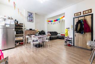 Klinkt een gebouw met drie appartementen als dé ideale opportuniteit voor u? Dan stellen wij u graag deze buitenkans voor, gelegen in het centrum van Deurne!<br /><br />Indeling<br />Deze woning bestaat uit drie verdiepingen, waarbij zich op elke verdieping een appartement bevindt. Daarnaast beschikt het gebouw over een kelderverdieping.<br /><br />Ligging<br />Het eigendom bevindt zich op slechts enkele meters van zowel de Gallifortlei als de Frank Craeybeckxlaan, waar u het handelscentrum van Deurne terugvindt. Op een steenworp van het eigendom bevinden zich haltes van tram 10 en de buslijnen 33 en 40. Bovendien bereikt u op korte wandelafstand het Rivierenhof.<br /><br />Verder informeren we u graag dat de kadastrale legger voor dit eigendom vermeldt dat het eigendom een huis met drie woongelegenheden is.<br />De plannen van 1935 tonen tevens de aanwezigheid van 3 keukens en 3 badkamers, wat een indicatie is van een geacht vergunbare situatie van 3 appartementen.<br /><br />Het eigendom bezit over drie EPC's en een EPC gemeenschappelijke delen:<br />Gelijkvloers: 316kWh/m² jaar (energielabel D) - 20260118-0003778297-RES-1<br />Eerste verdieping: 308kWh/m² jaar (energielabel D) - 20260118-0003778304-RES-1<br />Tweede verdieping: 582kWh/m² jaar (energielabel F) - 20260118-0003778305-RES-1<br />Gemeenschappelijke delen: 20260118-0003776680-GD-1<br /><br />Interesse? Bel dan snel naar One vastgoed via 03 360 85 30!