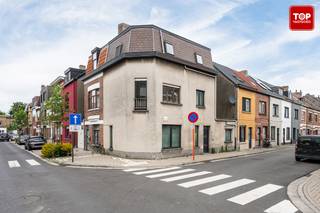 Deze charmante hoekwoning bevindt zich in de gezellige Nieuwewijkstraat, op enkele minuten wandelafstand van het trein station Gent - Dampoort. Strategisch zeer goed gelegen!<br /><br />Kortom, met de ligging van deze woonst is een auto niet noodzakelijk.<br />Het centrum van Gent is gemakkelijk te bereiken te voet of per fiets. Via de oude dokken kom je in het historisch centrum terecht. Met het openbaar vervoer ben je op enkele minuten in de bruisende stad.<br />Naast het station zijn er ook tal van supermarkten, scholen, restaurants op wandel en/of fietsafstand terug te vinden. Ook het zwembad / sporthal Rozenbroeken ligt in de buurt. <br />En toch ben je op minder dan 10 min op alle belangrijke toegangswegen de E17, E40 en de R4.<br /><br />De woning is nog deels af te werken / te renoveren. <br /><br />Via de inkomhal komen we terecht in de leefruimte. Eveneens vinden we op het gelijkvloers de ruime keuken en de toegang tot de kelder. <br /><br />Op de eerste verdieping bevindt zich de badkamer en de eerste slaapkamer. De badkamer is zeer ruim en biedt de mogelijkheid voor het plaatsen van een ligbad en een inloopdouche. De slaapkamer op het eerste verdiep is voorzien van ingebouwde kasten.<br />Op de 2de verdieping bevinden zich nog 2 ruime slaapkamers. <br /><br />Extra troeven : <br />- De woning heeft een EPC D, er is geen renovatieplicht.<br />- Er is nog een zolder aanwezig. Het dak is reeds geïsoleerd. Deze kan afgewerkt worden en dienen als extra bergingsruimte.<br />- De woning geeft de nieuwe eigenaar de mogelijkheid deze af te werken naar smaak en eigen behoefte.<br /><br />Deze opportuniteit is ideaal voor wie in Gent wil wonen. Dit huis heeft alles om er een echte thuis van te maken.<br /><br />Beschikbaar bij akte<br /><br />Contacteer Topvastgoed voor een bezoek op het nummer 0475 700 700<br />