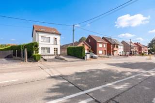 <p><span>Gelegen op een boogscheut van het centrum van Lubbeek, met een vlotte verbinding naar Leuven en op een swing van Winge Golf & Country Club, zijn wij verheugd deze recent gerenoveerde en energiezuinige woning met 4 slaapkamers te koop aan te bieden.</span></p><p><span><br />Deze fijne gezinswoning is gelegen op een mooi en onderhoudsvriendelijk perceel van 10 are en beschikt over een bewoonbare oppervlakte van maar liefst 195 m². Het gelijkvloers omvat een inkomhal met vestiaireruimte en gastentoilet, een gezellige leef- en eetruimte dewelke naadloos aansluit op de volledig uitgeruste open leefkeuken met ontbijthoek uitgevend op de zonnige tuin. Verder vindt u op deze verdieping nog een praktische berging/wasplaats en een eerste badkamer, uitgerust met een inloopdouche.</span></p><p><span><br />De eerste verdieping omvat een nachthal, 2 volwaardige slaapkamers en een tweede badkamer met ligbad. Op de tweede verdieping bevinden zich nog 2 ruime slaapkamers en een nachthal, waardoor deze woning uitermate geschikt is voor grotere gezinnen of wie nood heeft aan een thuisbureau of hobbyruimte.</span></p><p><span><br />Daarnaast beschikt de woning over een handige bergkelder en een groot terras overgaand in de aangename tuin, waar het heerlijk vertoeven is. </span></p><p><span><br />Als extra troef werd de woning in 2026 grondig energetisch gerenoveerd, wat resulteert in een hedendaags wooncomfort en een uitstekende energiezuinigheid.</span></p><p><span><br />Kortom, deze perfect onderhouden en instapklare woning combineert ruimte, comfort, een gunstige ligging en energiezuinig wonen op een zucht van Leuven. Een absolute buitenkans. </span></p><p><span> </span></p>