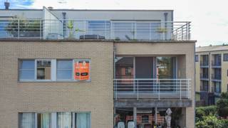 Voor bezoeken graag een profiel aanmaken via volgende link : https://mijnhuurprofiel.be/property/28c26730-d42e-40d9-a76c-2c873823b7c0 - <br />Een aangenaam, instapklaar appartement met oa. 2 slaapkamers, terras, een dubbele garage & ruime kelder, op een TOP-ligging nabij centrum en openbaar vervoer te Halle! Bestaande uit:<br />Op de derde verdieping: inkomhal (4.99m²), berging (2.04m²), leefruimte/eetplaats (36.91m²) met aansluitend een aangenaam terras met vrij uitzicht (7.12m²), ingerichte keuken (8.50m² -kookplaat, oven, dampkap, verlek, koelkast, diepvries), nachthal, 2 slaapkamers (12.17m²/8.56m² (met ingebouwde dressing)), apart toilet, badkamer (4.52m² - dubbele lavabo met meubel, nieuwe douche). Verder: dubbele garagebox (5.40m x 5.11m), ruime kelder (7.59m²).<br />Buitenschrijnwerk ALU dubbel glas - Centrale verwarming gas - EPC: 126 kWh/m² - UC: 20261006-0003961287-RES-1 - Label B - Provisie gemeenschappelijke lasten: 120 euro/maand<br />Nutsvoorzieningen: individuele tellers water, elektriciteit, gas, muggenramen, videofoon - Beschikbaar vanaf: 01/11/2026! - Lift in het gebouw - Bruikbare oppervlakte (EPC) : 98 m²