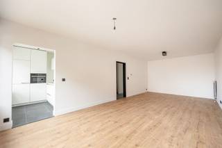 <p>Recent gerenoveerd appartement met twee ruime slaapkamers in Kontich.</p><p>Dit volledig vernieuwde appartement bevindt zich in Kontich-Kazerne, op fietsafstand van zowel het centrum van Kontich, als de dorpskern van Lint. Het station Kontich-Lint ligt op slechts 8 minuten wandelen! Van hieruit heb je rechtstreekse verbindingen naar Antwerpen, Mechelen en Brussel.</p><p>Het appartement bevindt zich op de eerste verdieping in een kleinschalig gebouw met slechts 6 appartementen. Je betreedt het appartement via de inkomhal met gastentoilet. Deze geeft toegang tot de ruime leefruimte, dewelke voorzien is van grote raampartijen. De aansluitende keuken is volledig nieuw en voorzien van kookplaat, dampkap, oven, spoelbak, koelkast en vaatwasmachine.</p><p>Achteraan het appartement bevinden zich twee ruime slaapkamers en een berging met plaats voor wasmachine en droogkast. Verder is er nog een volledig vernieuwde badkamer voorzien van een moderne inloopdouche. Een garagebox achter het gebouw maakt deel uit van het geheel.</p><p>Ben je op zoek naar een instapklaar appartement op een centrale locatie tussen Antwerpen en Mechelen? Dan moet je dit zeker eens bezoeken!</p><p>Interesse? Vraag jouw bezoek aan via 0479/01.01.01!</p>