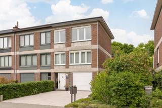 Ruime bel-étage woning (HOB) met drie slaapkamers, een garage en tuin in de rustige woonwijk Molenveld te Edegem!De woning is als volgt ingedeeld:...