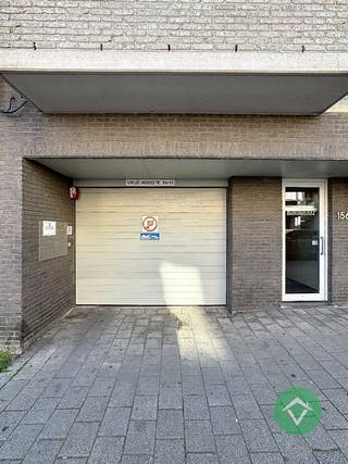 Deze garage nr. 37 bevindt zich op een boogscheut van het centrum van Oostende, langs de Torhoutsesteenweg.<br />Het geheel maakt deel uit van een stijlvol en verzorgd gebouw, waarbij de circulatieruimte ruim werd ontworpen om een vlotte doorgang te garanderen.<br /><br />De toegang verloopt via een sectionaal, elektrische poort met vrije doorgang van 2m10.<br /><br />De afmetingen van de garage zijn 5,32 m diepte op 2,75 m breedte.<br /><br />Bent u op zoek naar een veilige parkeerplaats dicht bij het centrum? Neem dan vandaag nog contact met ons op.