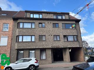 Tweeslaapkamer appartement (tweede verdieping) met vlotte verbinding naar het station en centrum van Geel.Appartement heeft de volgende indeling:...