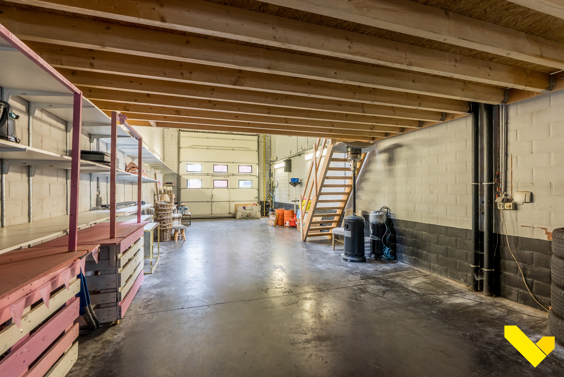 Ruime hal voorzien van hoge automatische poort. - foto 5