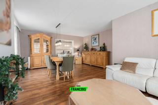 In het charmante Wijnendale bevindt zich deze bijzonder veelzijdige eigendom die niet één, maar twee volledig uitgeruste woningen biedt. Ideaal...