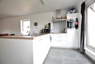 Dit dakappartement met terras en afgesloten garagebox bevindt zich in het mooie en charmante Belsele. De indeling van het appartement is als volgt:...