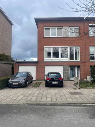 **Te koop: gezinswoning met tuin en dubbele garage in Merksem**<br /><br />Gelegen in een rustige straat in Merksem, bieden wij deze solide gezinswoning aan op een gunstige locatie met vlotte verbindingen naar Antwerpen en de belangrijkste invalswegen.<br /><br />De woning bevindt zich in de Gebroeders Van Raemdonckstraat en combineert een praktische indeling met veel potentieel, ideaal voor wie op zoek is naar een starterswoning die nog naar eigen smaak kan worden opgefrist.<br /><br />**Indeling:**<br />Bij het betreden van de woning komt u in de inkomhal die toegang geeft tot de leefruimte. De lichtrijke woonkamer sluit aan op de keuken. Zowel de keuken als de badkamer zijn functioneel maar licht verouderd, wat u de kans biedt om deze volledig naar eigen wensen te moderniseren.<br /><br />Verder beschikt de woning over:<br /><br />* 3 volwaardige slaapkamers<br />* Badkamer<br />* Praktische berging<br />* Dubbele garage (zeldzaam en een grote troef in de buurt)<br />* Aangename tuin waar u in alle rust kan genieten<br /><br />**Troeven van deze woning:**<br /><br />* Goede basisstructuur<br />* Veel ruimte en mogelijkheden<br />* Dubbele garage<br />* Rustige, residentiële ligging<br />* Ideaal als starterswoning of investering<br />* Veel natuurlijke lichtinval<br /><br /><br />**Ligging:**<br />Gelegen in een aangename buurt in Merksem, met winkels, scholen, openbaar vervoer en belangrijke verbindingswegen in de nabije omgeving.<br /><br /><br />Interesse? Contacteer ons voor meer informatie of een bezoek ter plaatse!<br />