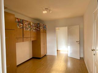 Appartement met zuidgericht terras en koertje<br /><br />Gelegen in het hart van Nieuwpoort-bad, vlakbij de winkelstraat, op wandelafstand van de zee, vind je dit gezellig zuidgericht appartement op de 6de verdieping van Santhooft D. <br /><br />Dit appartement is op te frissen. Ze is voorzien van een keuken met aansluitend de woonruimte en 1 badkamer voorzien van douche en toilet. <br />Naast de slaapkamer is nog een extra ruimte die kan dienen als kleine slaapkamer of bureau. <br />De leefruimte geeft uit op een gezellig zuidgericht terras waar het heerlijk vertoeven is door de windluwte en de overvloed aan zon. Bijkomend is er ook een afgesloten koertje voor extra opbergruimte buiten. <br />EPC C, elektriciteit conform, met een recent geïnstalleerde videofoon. Het gebouw beschikt over 2 liften die vlot toegang bieden tot het appartement.<br /><br />Mogelijkheid tot aankoop van een garage (€70.000) in het gebouw in dezelfde blok (Santhooft D), met zeer goede connectie tot het appartement.<br /><br />Geen renovatieplicht. <br />Geen immo, verkoop uit eigen hand.