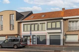 <p>Dit gezellig gelijkvloerse appartement is gelegen op ideale locatie nabij het centrum van Vosselaar. <br /><br />Het appartement omvat een inkomhal met open keuken, een wasplaats, een badkamer, een apart toilet en een slaapkamer. <br /><br />Achteraan bevinden we ons in de zonning en ruime tuin met terras. <br /><br />Eveneens beschikt het appartement over een inpandige garage.</p>