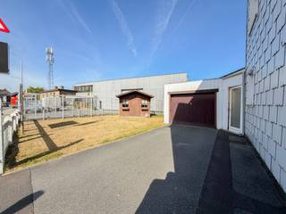 TE RENOVEREN GEZINSWONING MET RUIM WOONVOLUME, gelegen op een CENTRALE EN VLOT BEREIKBARE LOCATIE TE OUDENAARDE. Dankzij de GUNSTIGE LIGGING geniet u van een goede verbinding richting zowel OUDENAARDE ALS ZWALM, terwijl winkels, scholen, openbaar vervoer en andere dagelijkse voorzieningen zich op KORTE AFSTAND bevinden. Met een BEWOONBARE OPPERVLAKTE VAN CA. 174 M² biedt deze eigendom een SOLIDE BASIS om mits RENOVATIE uit te groeien tot een AANGENAME GEZINSWONING, volledig afgestemd op uw EIGEN SMAAK EN WOONWENSEN. De combinatie van 3 SLAAPKAMERS, verschillende leefruimtes, een aparte garage en een onderhoudsvriendelijke tuin zorgt daarbij voor HEEL WAT MOGELIJKHEDEN.<br />De indeling gaat als volgt: bij binnenkomst wordt u verwelkomd in de ruime woon- en eetkamer. Aansluitend bevindt zich een 2de ruime leefruimte met de te moderniseren keuken. Achteraan beschikt het gelijkvloers over een praktische berging/wasplaats en een ruime veranda met toegang tot de buitenruimte. Op de 1ste verdieping bevinden zich 3 slaapkamers, een te renoveren badkamer en een bijkomende bureau-/bergruimte, ideaal als thuiswerkplek of extra opslagruimte.<br />Buitenshuis beschikt deze eigendom over een praktische oprit, een aparte garage en een knusse, onderhoudsvriendelijke tuin.<br /><br />Adres: Nederenamestraat 52 te Oudenaarde