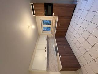 <strong>Waregem: gerenoveerd, gelijkvloers appartement te huur met 1 slaapkamer en een carport.</strong><br /><br /><br />Dit appartement is goed gelegen bij invalswegen, openbaar vervoer en winkels. Het appartementsgebouw is recent volledig gerenoveerd en is dus energiezuinig. Het appartement beschikt over een volledig nieuwe keuken en nieuwe badkamer.<br /><br />Indeling: inkomhal, volledig ingerichte, open keuken, woonkamer, terras, één slaapkamer, een badkamer met een douche, wastafel, toilet en voorzieningen voor wasmachine en droogkast. Bij het appartement hoort ook een carport en een fietsenberging.<br /><br /><u>Troeven:</u>
<ul><li>Recent gerenoveerd</li><li>Nieuwe keuken en badkamer</li><li>Carport</li><li>Energiezuinig</li></ul>
<br /><br /><strong>Heb je interesse in dit appartement? Neem dan snel contact op met Indra - 056/61.10.10.</strong>