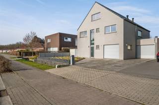 <p><span>Deze stijlvolle, eigentijdse villa, afgewerkt met hoogwaardige materialen, is residentieel gelegen te Putte. De ligging vormt een uitstekende uitvalsbasis voor wie zich onder meer tussen Mechelen - Leuven en Brussel - Antwerpen verplaatst.</span></p><p><span><br />Deze woning beschikt over maar liefst 390 m² bewoonbare oppervlakte (exclusief kelder) en werd steeds met de grootste zorg onderhouden. De riante inkomhal met gastentoilet biedt toegang tot de lichtrijke woonkamer en aansluitend open leefkeuken, volledig voorzien van alle moderne comfort en zeer veel opbergruimte. Grote raampartijen bieden vanuit de leefruimtes een prachtig zicht op de tuin. Verder vindt u op de benedenverdieping een bureau met inbouwkasten, een douchekamer met inloopdouche en dubbele lavabo en een dubbele garage met wasplaats, eveneens voorzien van inbouwkasten. Op de eerste verdieping zijn maar liefst 4 slaapkamers, waarvan 3 voorzien van inbouwkasten en 1 met een volwaardige dressing. Op deze verdieping bevindt zich eveneens een 2de badkamer met dubbele inloopdouche, ligbad en een dubbele lavabo. De zolder werd volledig afgewerkt en werd ingericht als een polyvalente ruimte. Plaats genoeg voor extra bureauruimte, slaapkamers, speelkamer,...</span></p><p><span>De woning is volledig onderkelderd (+- 100 m²) en is ideaal voor extra stockage of als extra polyvalente ruimte.</span></p><p><span> </span></p><p><span>Een zeer gunstig EPC werd verkregen, o.a. dankzij een warmtepomp en een recente installatie zonnepanelen. </span></p><p><span> </span></p><p><span>Een unieke kans voor wie een instapklare topwoning zoekt in een groene omgeving!</span></p><p><span>Kom de troeven van dit prachtige eigendom ter plaatse ontdekken en maak een afspraak: 015/755 444 of <span>info@immovercammen.be</span></span><span> </span></p><p><span> </span></p>