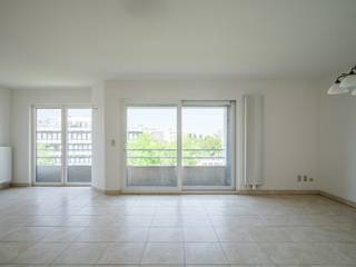 <strong>Appartement met 3 slaapkamers, aangenaam terras en autostaanplaats met prachtig en open zicht over de Le</strong>ie. <br /><br /><em>Bezoekmoment: donderdag 30 oktober tussen 16u en 16u30  (schrijf u in op info@carloeggermont.be).</em><br /><br />Dit appartement bevindt zich op de 4de verdieping van een goed onderhouden residentie (2003), ideaal gelegen aan de Eedverbondkaai, tussen de Bijloke en de stationsbuurt, op wandelafstand van het centrum.<br /><br />Vooraan het appartement is er een brede leefruimte die we kunnen opdelen in een zit- en eetgedeelte, beiden met zicht over het water en toegang tot het terras.<br />De afzonderlijke, maar vlot integreerbare keuken is uitgerust en beschikt over twee praktische bergingen: een voorraadberging en een technische berging met aansluiting voor wasmachine en droogkast.<br /><br />Via de inkomhal, voorzien van een vestiaire en gastentoilet, bereiken we het nachtgedeelte. De hoofdslaapkamer beschikt over een en-suite douchekamer met wastafel en douche. De twee andere slaapkamers delen een badkamer met wastafel, ligbad en toilet.<br /><br />Start huurcontract: 1 december 2025<br />Contracttype: 1 jaar (domicilie verplicht! GEEN STUDENTEN)<br />€ 75 maandelijkse kosten<br />EGW afzonderlijk te betalen 