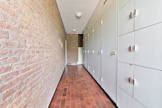 <p>Uitstekend opbrengstgebouw met 5 appartementen én 5 garageboxen – ideale investering!<br />Het gebouw is uitstekend en rustig gelegen binnen de ring van TUrnhout op wandelafstand van het station.</p>
<p>Bent u op zoek naar een rendabele en zorgeloze vastgoedinvestering?</p>
<p>Het gebouw omvat 5 verhuurbare appartementen (thans 3 verhuurd, 2 beschikbaar), ingedeeld als volgt:</p>
<ul>
<li>4 ruime appartementen op de eerste en tweede verdieping, elk voorzien van 2 volwaardige slaapkamers, inkomhal, een lichte woonkamer en ingerichte keuken, badkamer met ligbad en lavabo, een apart toilet, een berging en een terras.</li>
<li>1 gelijkvloers appartement met 1 slaapkamer, inkomhal en ruime woonkamer, badkamer met ligbad, een apart toilet, berging en een aangenaam privatief tuintje.</li>
</ul>
<p>Doorheen de jaren werden reeds belangrijke renovatiewerken uitgevoerd, waardoor het gebouw zich in een verzorgde staat bevindt. Zo werden alle ramen vernieuwd, werd het dak volledig vernieuwd en kregen meerdere appartementen een nieuwe, hedendaagse keuken. Dit zorgt voor een aantrekkelijke woonkwaliteit én beperkt de toekomstige investeringskosten.</p>
<p>Een absolute meerwaarde zijn de 5 garageboxen, die inbegrepen zijn in de vraagprijs. Ze bieden niet alleen extra comfort voor de bewoners, maar verhogen ook het rendement en de verhuurbaarheid van het gebouw.</p>
<p>Een unieke opportuniteit voor beleggers die op zoek zijn naar een kwalitatief opbrengstgebouw met een uitstekende verhuurbaarheid en een duurzaam investeringsprofiel.</p>
