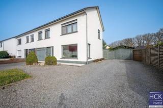 <strong>De ligging</strong><br />Deze woning is <strong>bijzonder goed gelegen</strong>, rustig gelegen vlakbij het  '<strong>Lozerbos</strong>', één van de voornaamste groene longen in het gebied tussen Schelde en Leie. Het <strong>pittoreske dorpje van 'Lozer' </strong>is vlakbij gelegen. U geniet hier van een uitstekende bereikbaarheid (dankzij de vlotte verbinding met zowel de E17 als N60). De buslijn bevindt zich vlakbij.<br /><br /><strong>De woning</strong><br />De woning zelf werd opgericht in 1967 en doorheen de jaren steeds met <strong>zorg onderhouden en vernieuwd</strong>, ondermeer <strong>de badkamer</strong> kreeg een <strong>totaalrenovatie </strong>in 2018 alsmede werden toen ook alle goten vernieuwd aan de woning. Ook de ramen werden vervangen naar PVC en hoogrendementsglas. Op heden dient de woning geüpdatet te worden.<br /><br /><strong>Indeling</strong><br /><span>Gelijkvloers: inkom met trap - woonkamer met zicht op de tuin - afzonderlijke keuken - keukenberging - afzonderlijk toilet - inpandige garage;</span><br /><span>Verdieping 1: nachthal - <strong>4 slaapkamers </strong>- badkamer;</span><br /><span>Verdieping 2: zolder bereikbaar via luik;</span><br /><span>Tuin met terras en diverse tuinhuizen.</span><br /><br /><strong>Kenmerken</strong><br /><span>- oppervlakte perceel: 674 m²</span><br /><span>- bruikbare vloeroppervlakte cf. EPC: 142 m²</span><br /><span>- PVC raamprofielen en HR-glas</span><br /><br /><strong><span>Troeven</span></strong><br /><span>- uitstekende ligging!!<br />- op 100m van Lozerbos!!</span><br /><span>- grote tuin!!</span><br /><span>- 4 slaapkamers!!</span><br /><br /><em>(*) Renovatieplicht van toepassing, een simulatie om de woning energetischer te maken kan opgevraagd worden op kantoor.</em><br /><br />Voor meer informatie of een bezoek ter plaatse, reageer via het contactformulier of stuur naar info@hckinvest.be