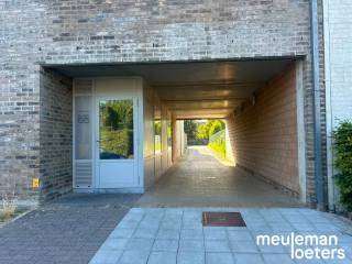 Deze verzorgde garagebox is gelegen op een rustige locatie nabij het centrum van Oostkamp. <br /><br />De toegang naar de garage is onder het appartementsgebouw door.<br /><br />Meer info op kantoor. <br />