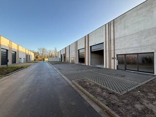 Deze nieuwbouw KMO-unit is gelegen in Bedrijvenpark Ter Biest, een hedendaags bedrijvenpark in het hart van Sint-Truiden. De locatie combineert...