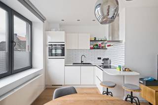 <p>Bent u op zoek naar uw ideale woning in het bruisende Borgerhout, op wandelafstand van de hippe Dageraadplaats en het Zuid? Zoek niet verder! Dit prachtig gerenoveerd appartement met één slaapkamer is wat u zoekt!<br /><br />Het is enkele jaren geleden volledig gerenoveerd met oog voor detail. Door de grote raampartijen en de glazen deur is het een appartement ontzettend lichtrijk. De keuken is modern en voorzien van alle toestellen. Er is ook een eigen kelderberging voorzien. Momenteel is het appartement verhuurd.<br /><br />Extra's:<br />- EPC: 128 kWh/m2<br />- Alle nutsvoorzieningen (gas, water, elektra) zijn apart<br />- Recent gerenoveerd en dus in prima staat!<br /><br />Wg, Gvk, Gvv, Gmo, geen overstromingsgevoelig gebied</p>