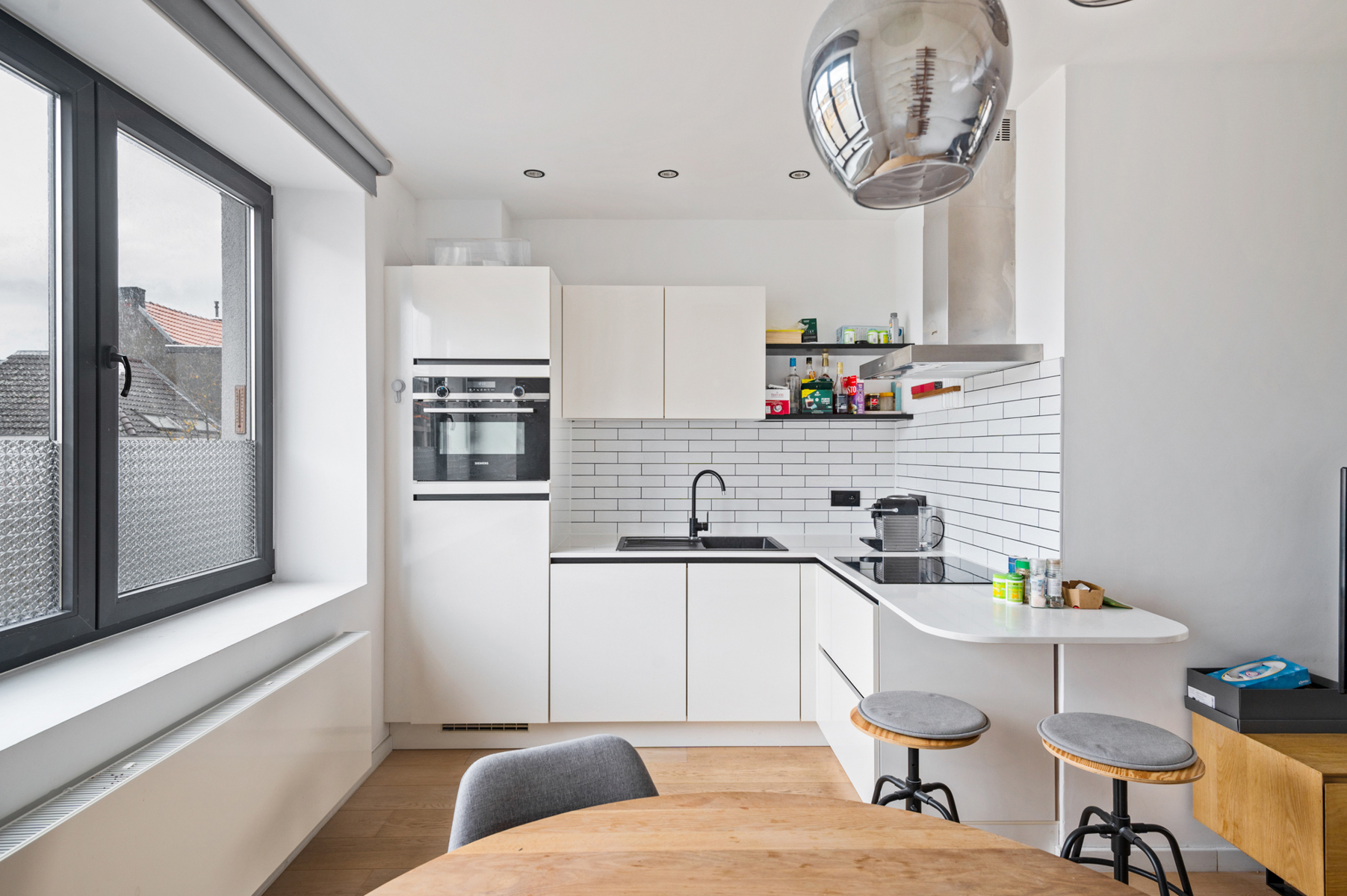 Gerenoveerd en stijlvol appartement met terras! - foto 2