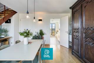 In het bruisende centrum van Brussel bevindt zich dit uitzonderlijke duplexappartement van 135 m² — een perfecte combinatie van ruimte, licht...