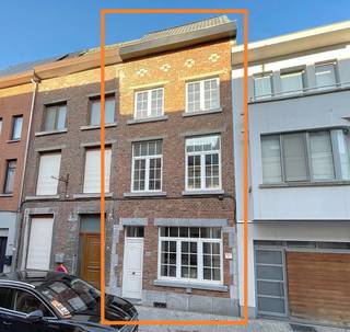 Deze prachtig gerenoveerde karaktervolle woning in het hartje van Sint-Truiden, combineert modern wooncomfort met authentieke charme. Dankzij...