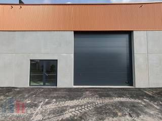 <strong>Nieuwbouw KMO-unit </strong>met een oppervlakte van 307 m² en<strong> 2 privatieve parkeerplaatsen</strong> te koop op bedrijventerrein 'De Schatting', op amper 300 m van de Torhoutsesteenweg met een vlotte verbinding naar de E403 op- en afrit Ruddervoorde (4,5 km).<br /><br />De <strong>casco opslagruimte</strong> (brandklasse C) met een vrije hoogte van +/- 6,5 m is opgebouwd uit een staalconstructie in combinatie met een betonplint en geïsoleerde sandwichpanelen. De loods is toegankelijk via een automatische sectionale poort (4,50 m B x 4,20 m H) met aparte toegangsdeur en glaspartij, lichtstraat en polybetonvloer. Bovendien laat de dakstructuur het toe om zonnepanelen te plaatsen (15 KG/m²). Aanwezigheid van een regenwater- en septische put. <br /><br />Het bedrijfsgebouw maakt deel uit van de gloednieuwe ontwikkeling "Zilleghem Park" bestaande uit <strong>24 KMO-units met oppervlaktes van 159 m² tot 335 m²</strong>, samenvoegbaar tot 1.546 m². <br />Het magazijn aan de kop van het project is voorzien van <strong>164 m² lichtrijke kantoorruimte</strong> op de eerste verdieping. Alle loodsen zijn geschikt voor productie, stockage, ... Per opslagruimte zijn er minstens twee privatieve parkeerplaatsen voorzien. <strong>Voorziene oplevering Q4 2025</strong>.<br /><br />Contacteer <strong>PANORAMA B2B</strong> voor bijkomende (technische) inlichtingen, plannen of een vrijblijvend plaatsbezoek 0479 70 70 73.
