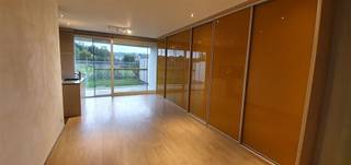 Mooi appartement op de gelijkvloerse verdieping.Het appartement bevindt zich op het uiterste punt ten opzichte van de weg.Via de passerel bereiken we...